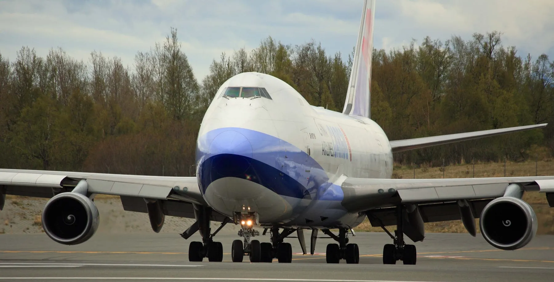 Avión carguero Boeing 747 en pista de rodaje