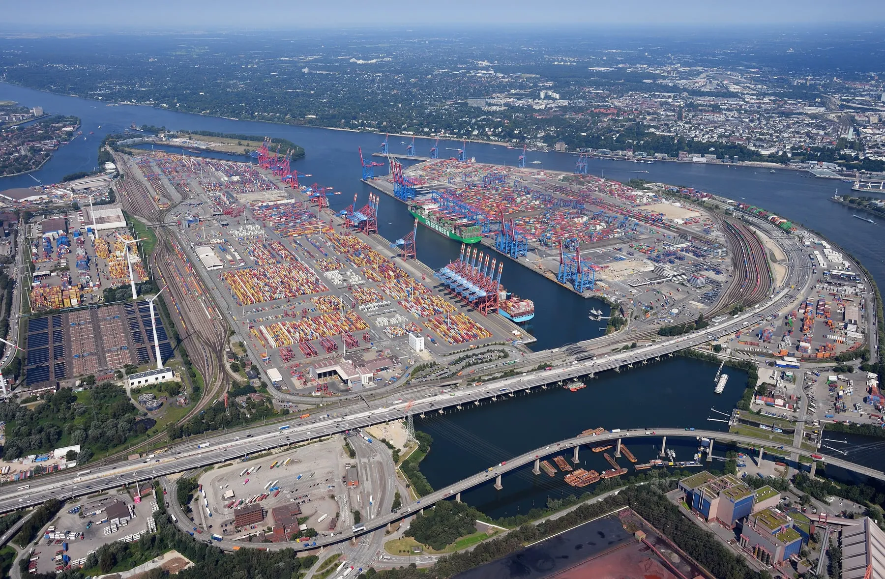 Vista aérea de una gran terminal portuaria de contenedores con buques atracados