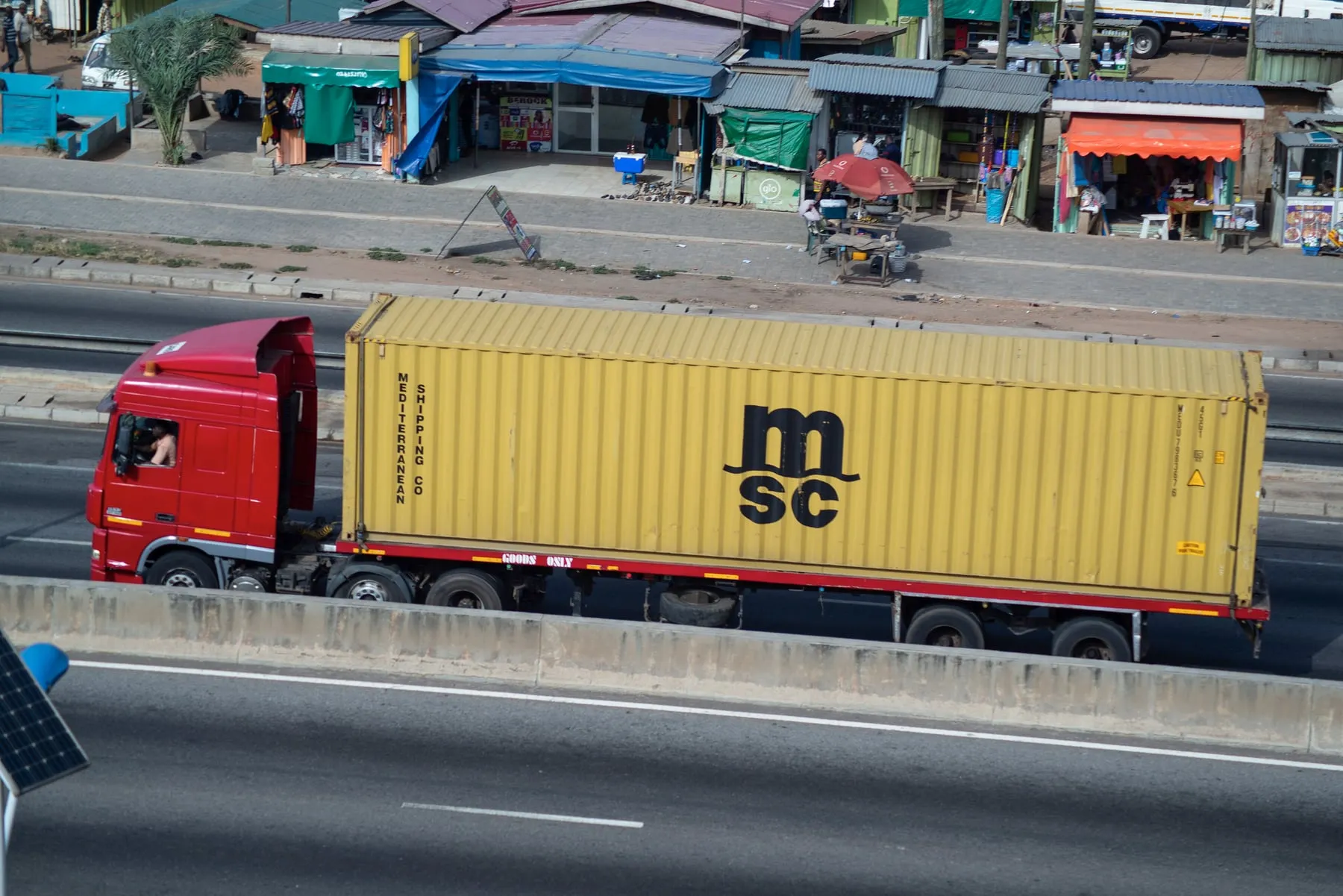 Camión con contenedor de cuarenta pies circulando por autopista